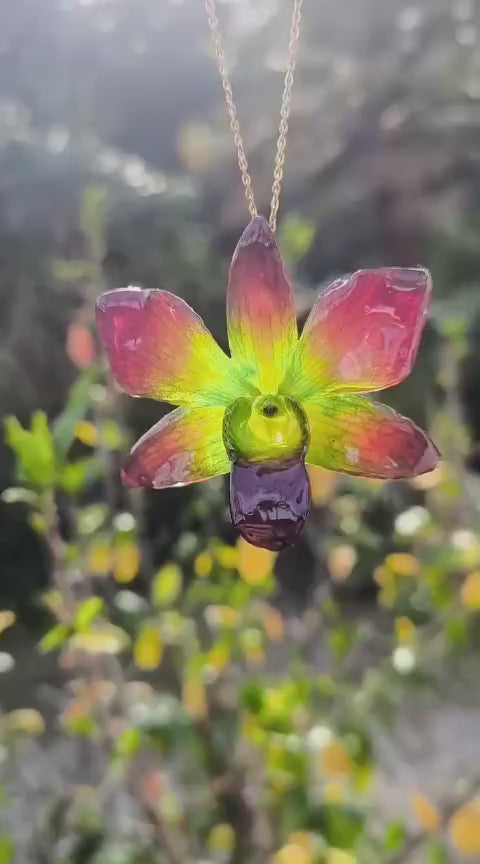 “Collana con orchidea Dendrobium Green Emerald resinata e catenina oro”