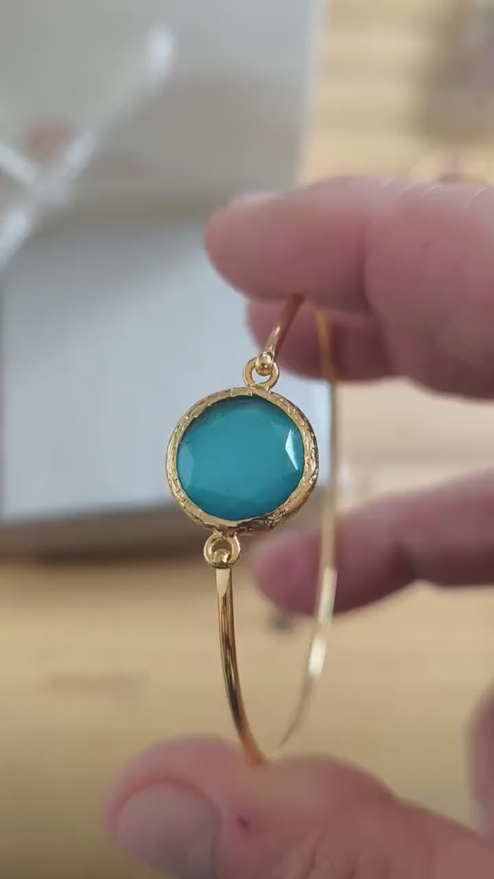 Bracciale in oro opaco su bronzo con occhio di gatto azzurro naturale sfaccettato
