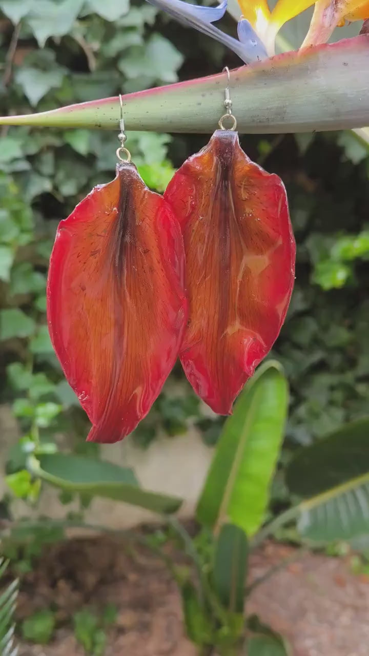 Orecchini pendenti con petali di giglio in resina e ganci in argento
