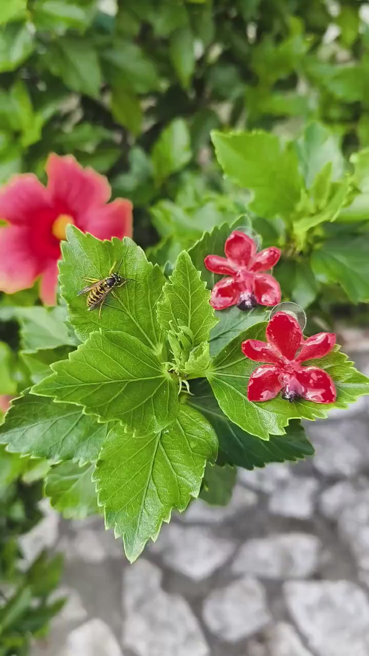 Orecchini con orchidee rosse naturali in resina e ganci in argento anallergici nickel free