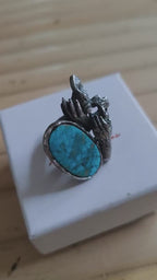 Anello artistico in argento con due visi di donna e turchese naturale da 12 carati
