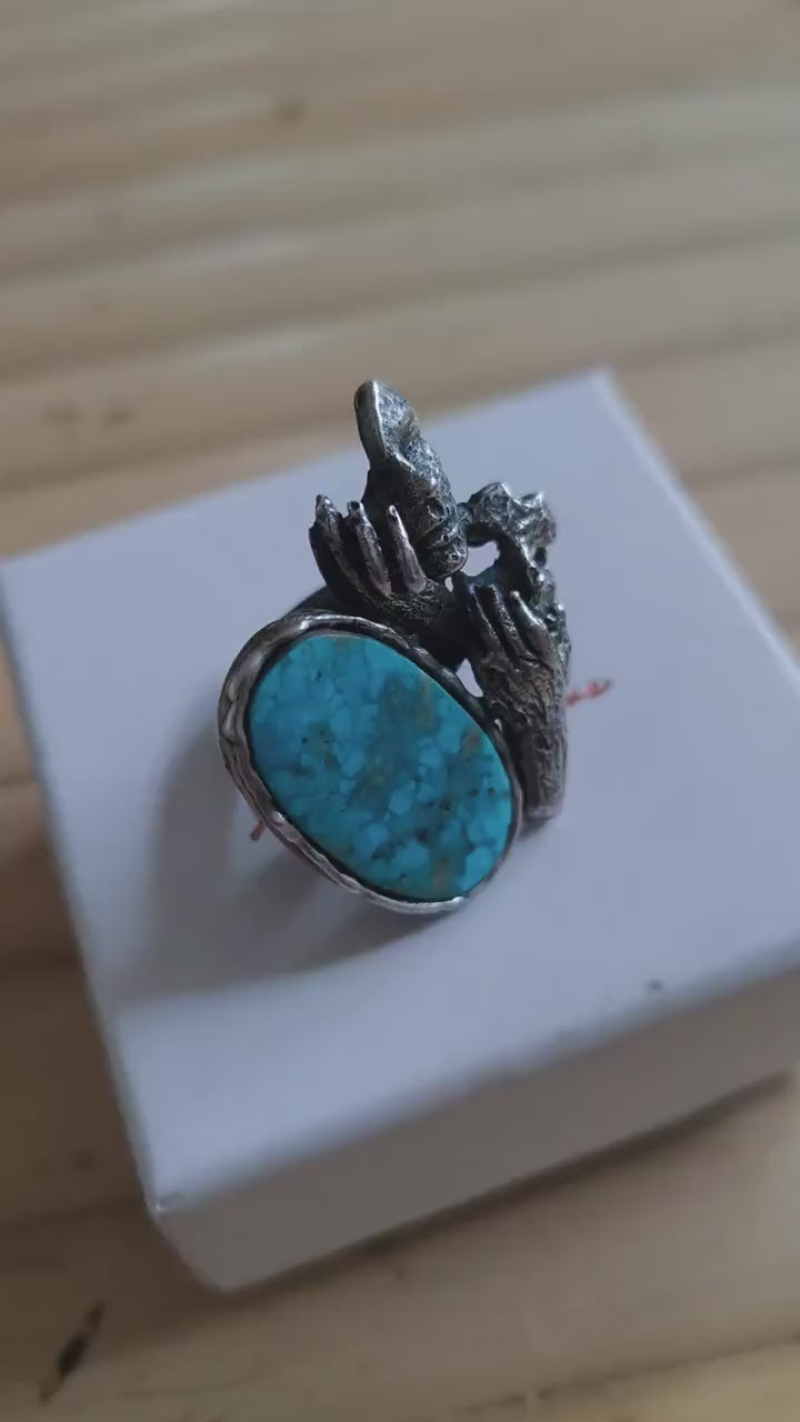 Anello artistico in argento con due visi di donna e turchese naturale da 12 carati