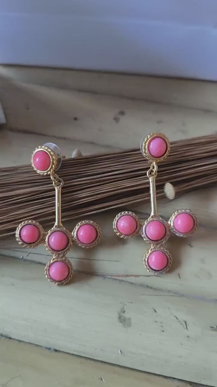 Orecchini in oro opaco placcato con coralli rosa naturali taglio semi tondo