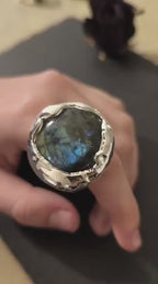 Anello scultoreo in argento e resina artistica con labradorite tonda naturale fatto a mano