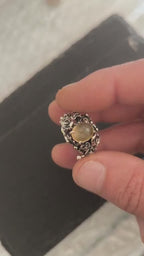 Anello artigianale in argento con ambra baltica giallo miele taglio cabochon