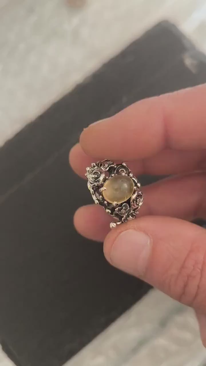 Anello artigianale in argento con ambra baltica giallo miele taglio cabochon