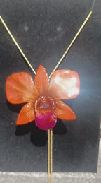 collana orchidea arancio resina effetto luminoso elegante gioiello solare per donna