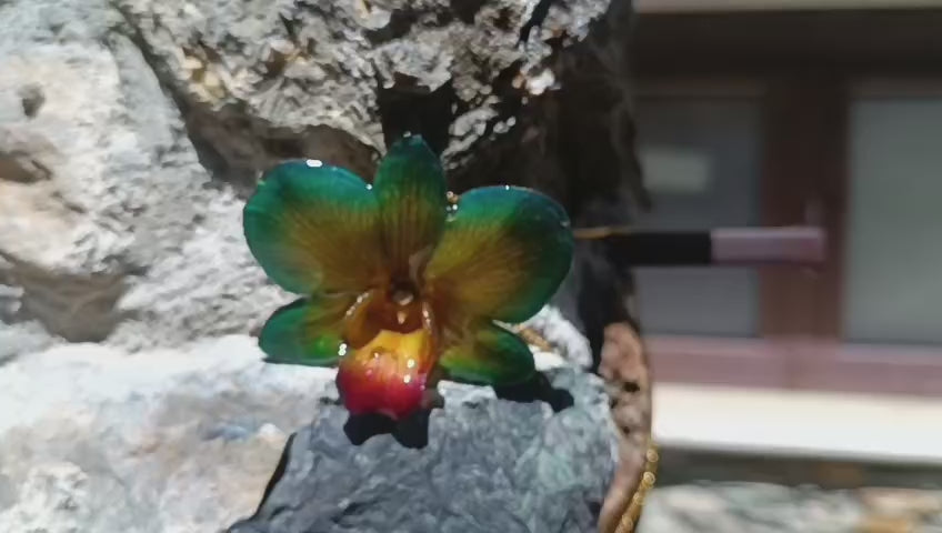 Collana Orchidea Naturale in Resina Collana e Spilla 2 in 1 – Gioiello Artigianale Cangiante Elegante