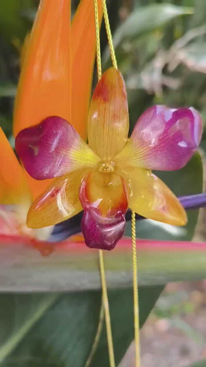 “Collana con orchidea naturale giallo viola inglobata in resina”