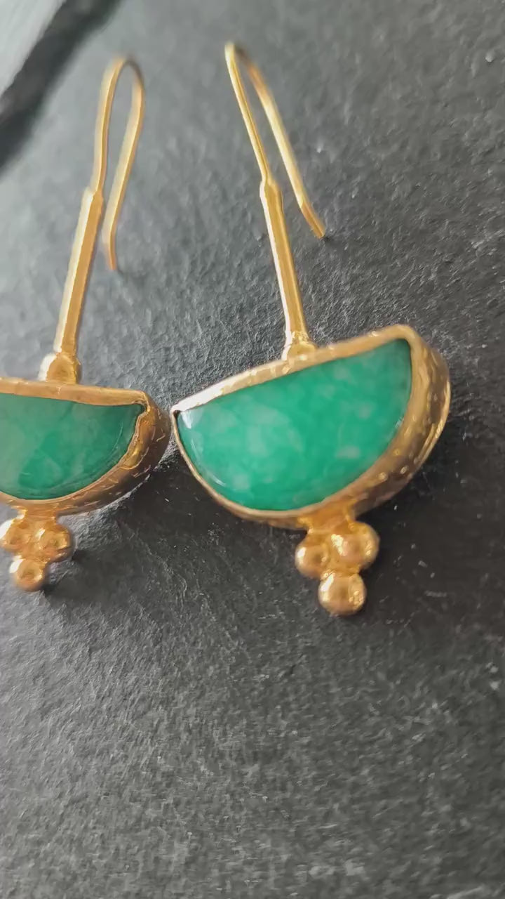 Orecchini oro opaco con tormaline grezze color Tiffany sfaccettate eleganti
