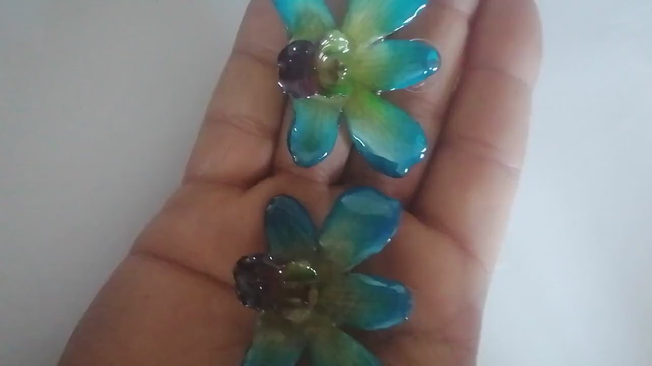 Orecchini con orchidee naturali inglobate in resina con ganci in argento leggeri ed eleganti