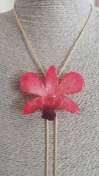 Collana con orchidea rossa aragosta in resina con saliscendi oro regolabile