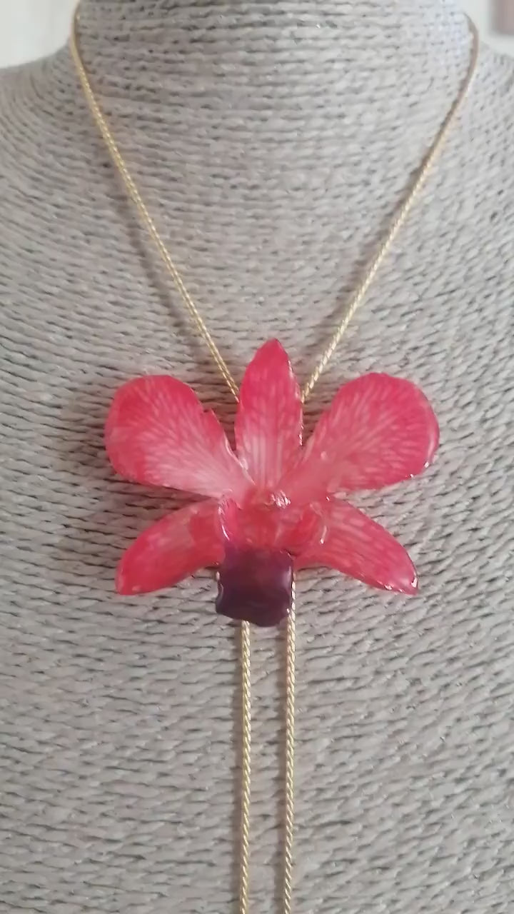 Collana con orchidea rossa aragosta in resina con saliscendi oro regolabile