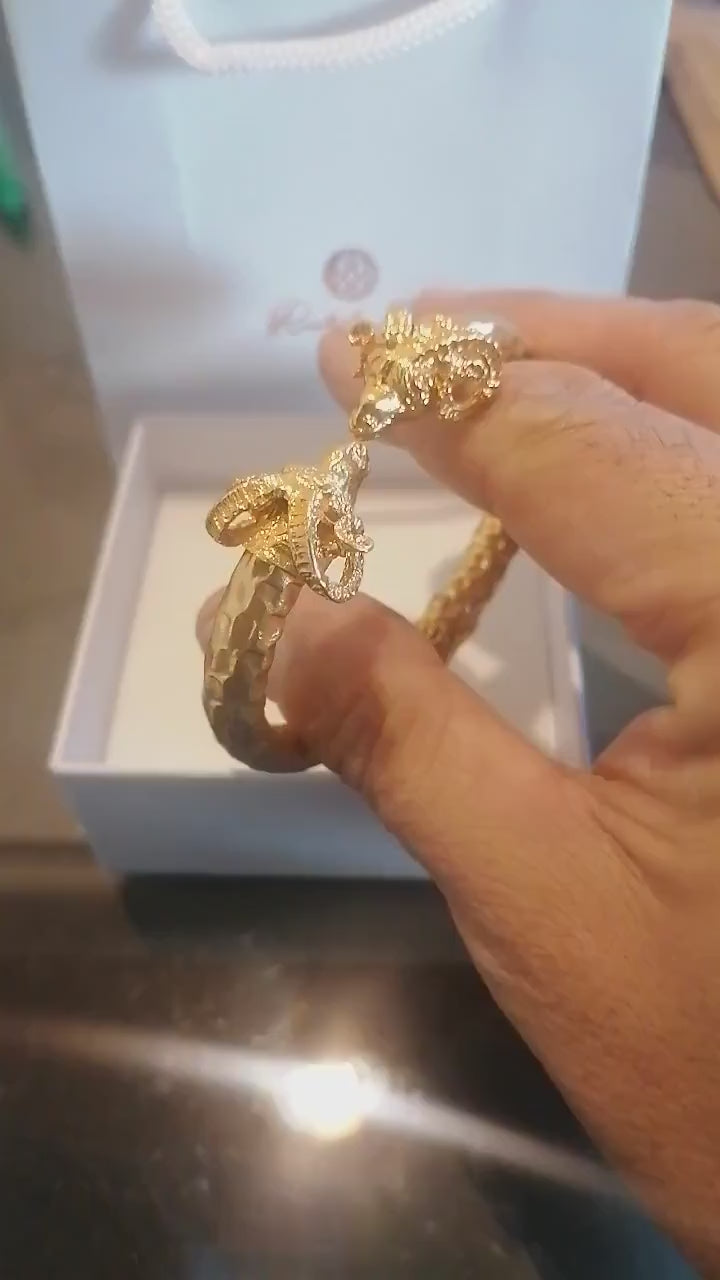 Bracciale in oro su bronzo con teste di ariete regolabile con apertura a molla