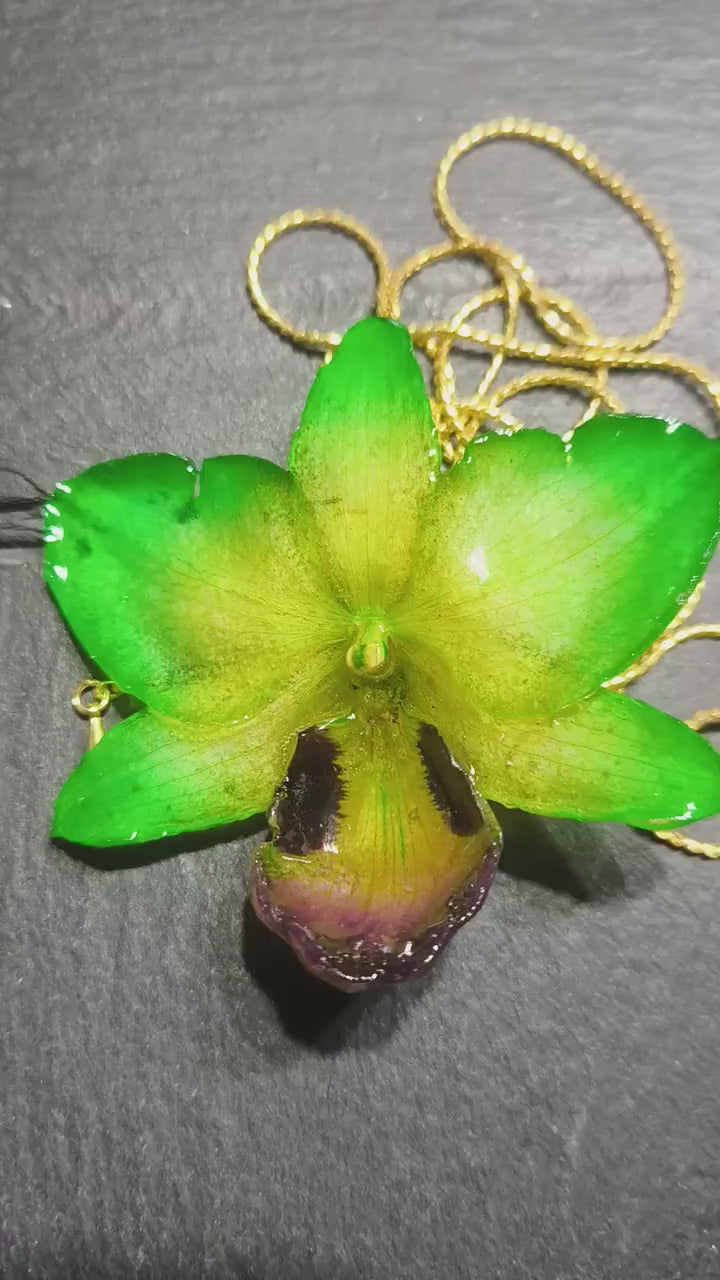 collana orchidea ibrida verde gialla resina saliscendi oro elegante naturale