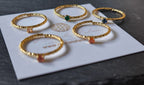 Set di cinque anelli mini in oro su bronzo con topazi naturali colorati: verde, blu, rosa, fucsia e arancione
