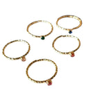 Set di cinque anelli mini in oro su bronzo con topazi naturali colorati: verde, blu, rosa, fucsia e arancione