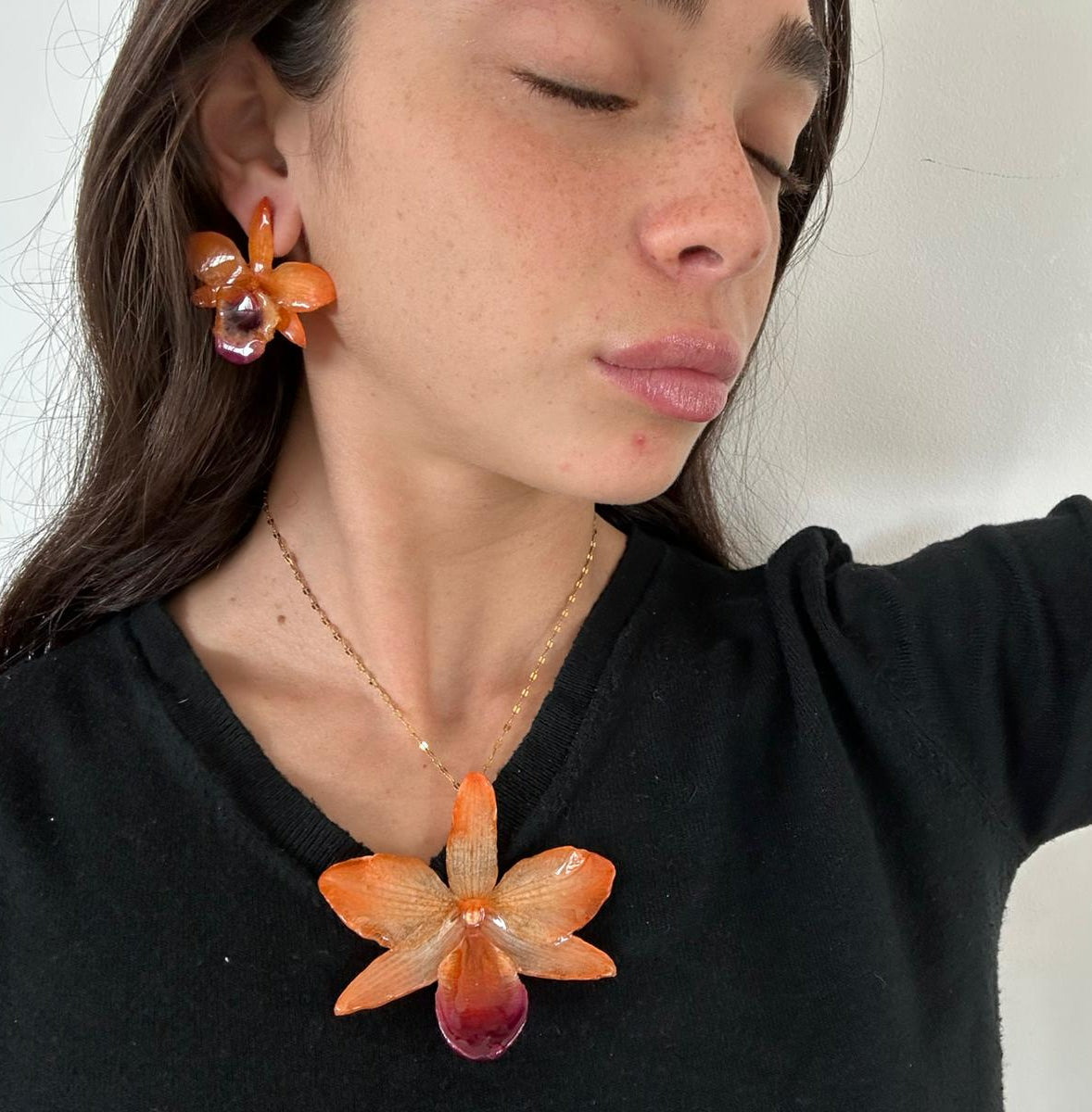 Set di collana e orecchini artigianali con vera orchidea inglobata in resina trasparente, gioielli floreali eleganti e luminosi.