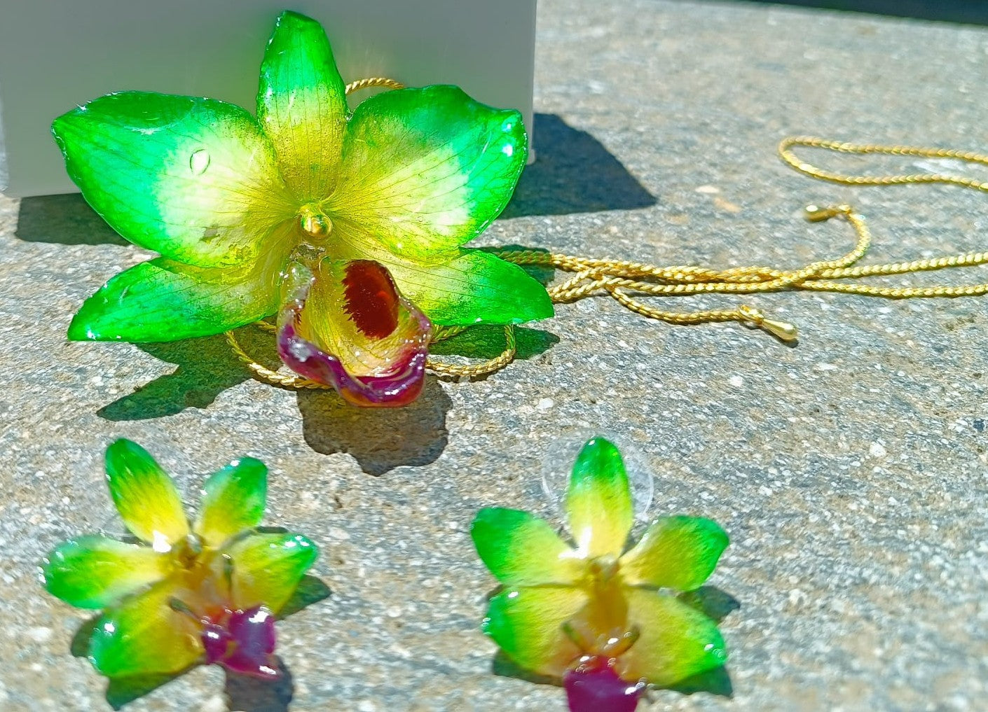 Set Collana e Orecchini con Vera Orchidea Verde in Resina