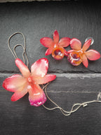 Set collana e orecchini con orchidee rosa corallo in resina, gioielli floreali artigianali luminosi