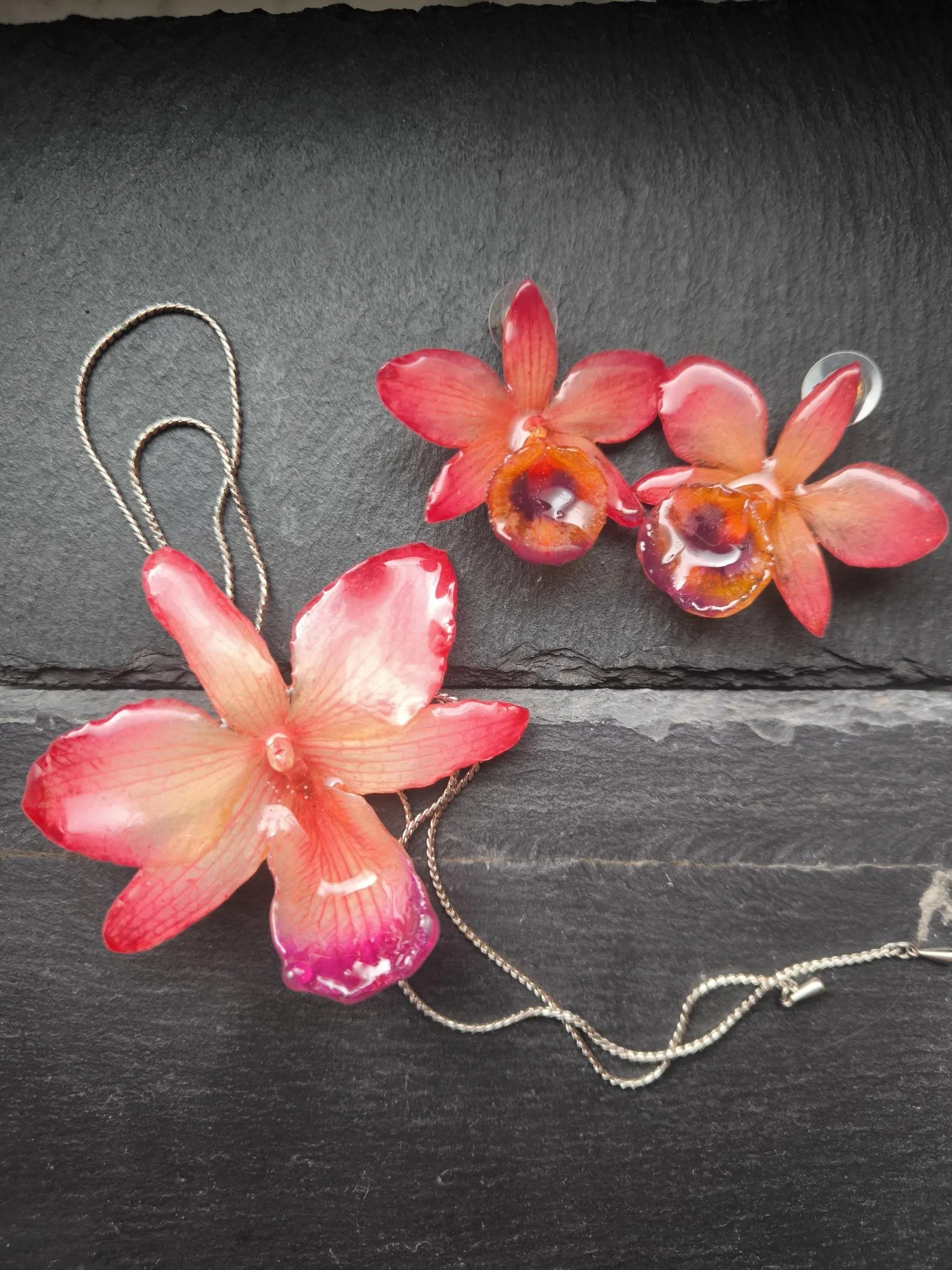 Set collana e orecchini con orchidee rosa corallo in resina, gioielli floreali artigianali luminosi
