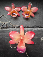Set collana e orecchini con orchidee rosa corallo in resina, gioielli floreali artigianali luminosi