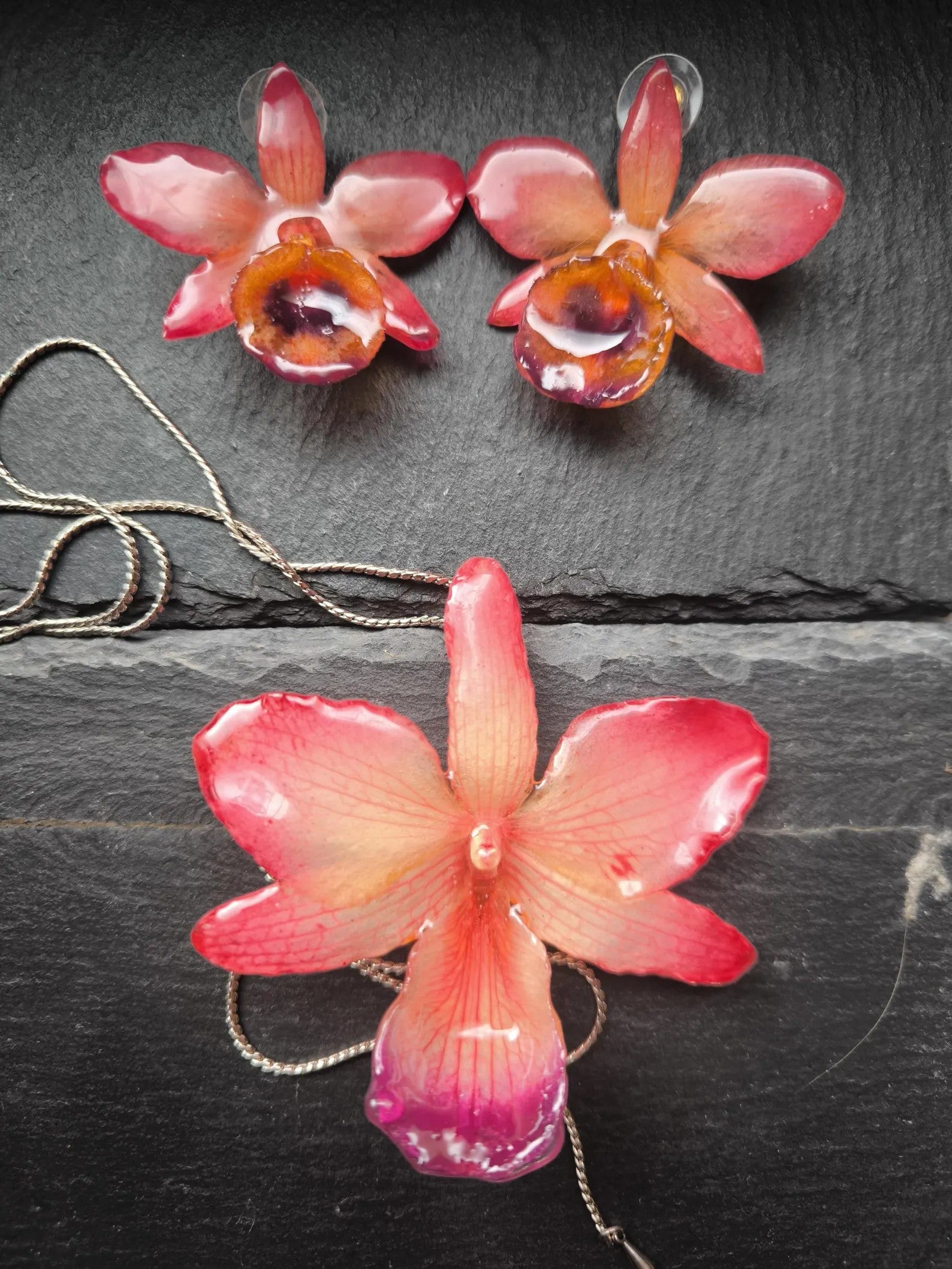 Set collana e orecchini con orchidee rosa corallo in resina, gioielli floreali artigianali luminosi