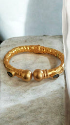 Tris di bracciali etruschi in oro opaco su bronzo con quarzi rosa e onici neri naturali