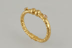 Tris di bracciali etruschi in oro opaco su bronzo con quarzi rosa e onici neri naturali