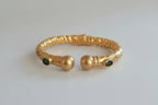 Tris di bracciali etruschi in oro opaco su bronzo con quarzi rosa e onici neri naturali