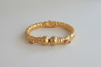 Tris di bracciali etruschi in oro opaco su bronzo con quarzi rosa e onici neri naturali