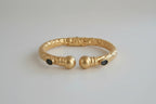 Tris di bracciali etruschi in oro opaco su bronzo con quarzi rosa e onici neri naturali