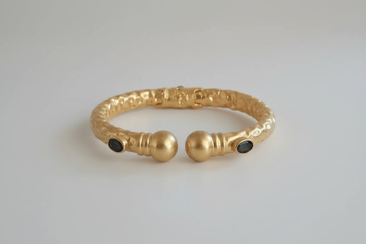 Tris di bracciali etruschi in oro opaco su bronzo con quarzi rosa e onici neri naturali