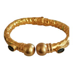 Tris di bracciali etruschi in oro opaco su bronzo con quarzi rosa e onici neri naturali