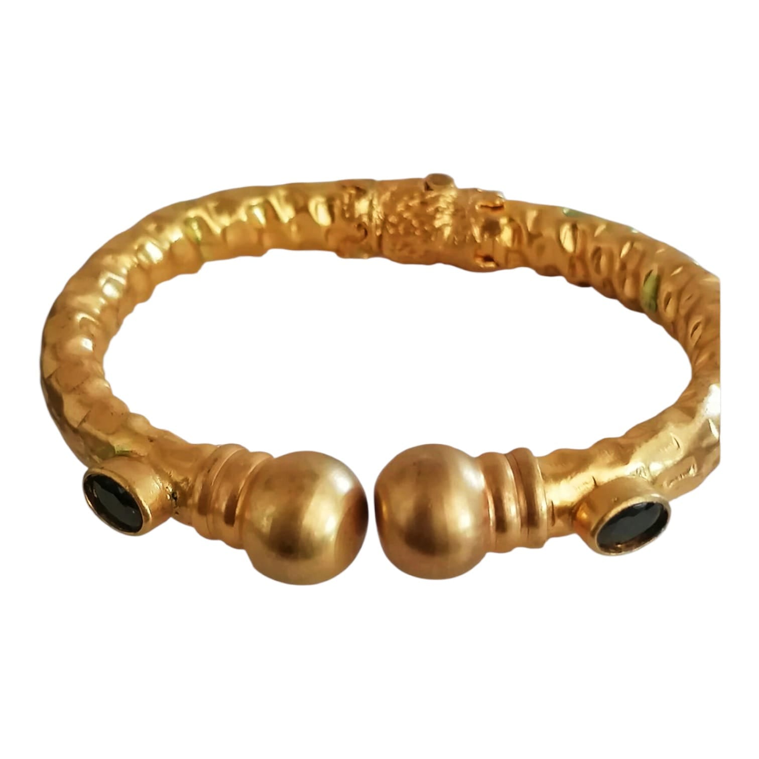 Tris di bracciali etruschi in oro opaco su bronzo con quarzi rosa e onici neri naturali