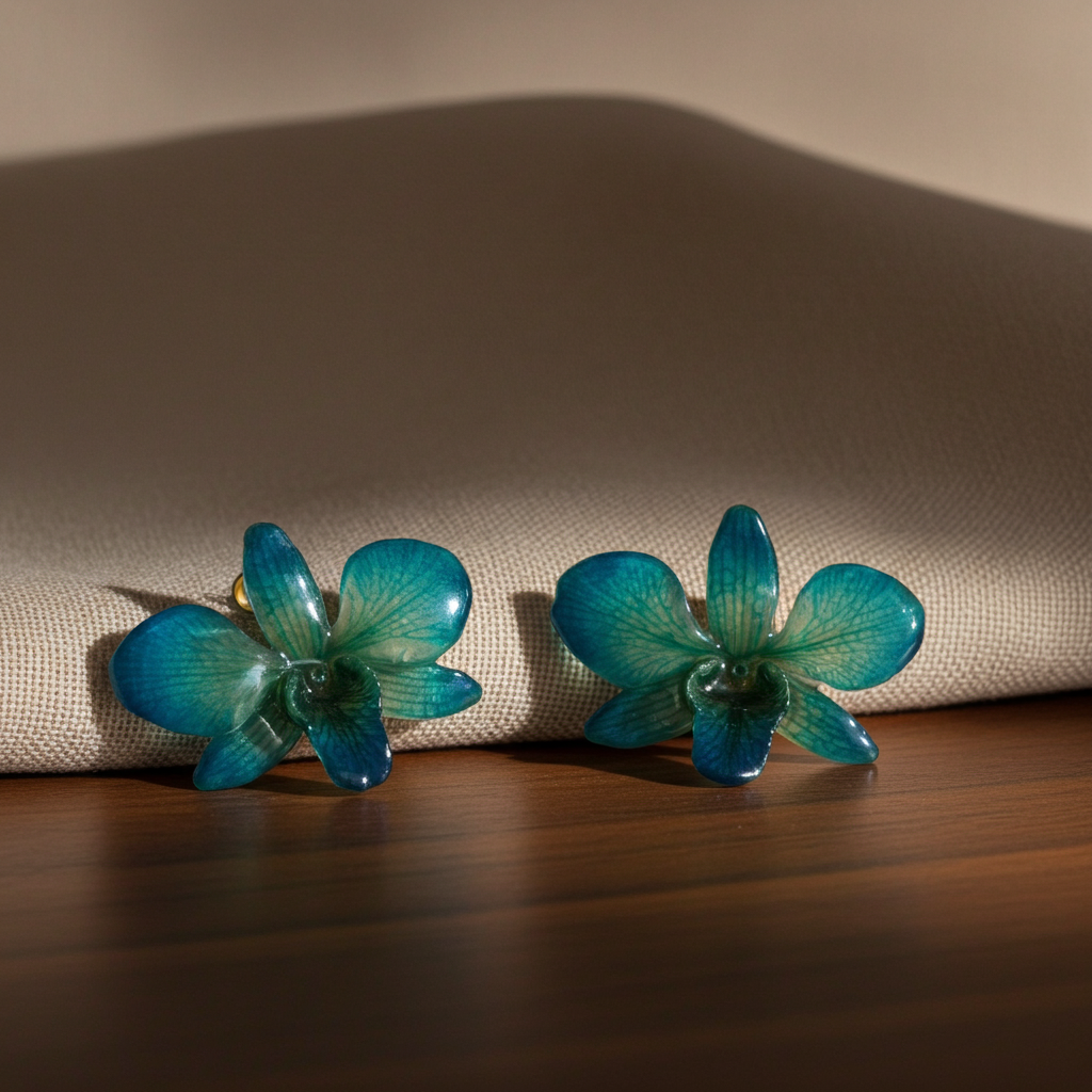 Orecchini con Orchidee Naturali Azzurre in Resina con Ganci in Argento